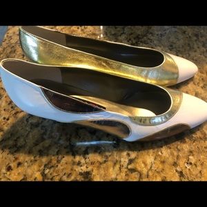 White leather pump with gold, bronze and silver
